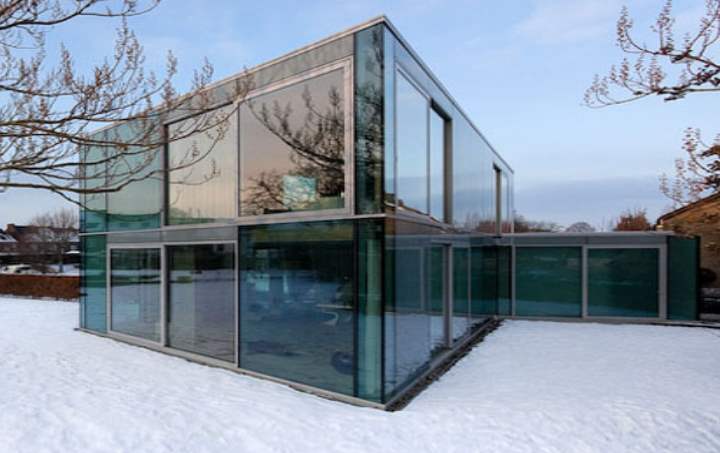 Wie man ein Glashaus baut Glasfassade eines Holzhauses