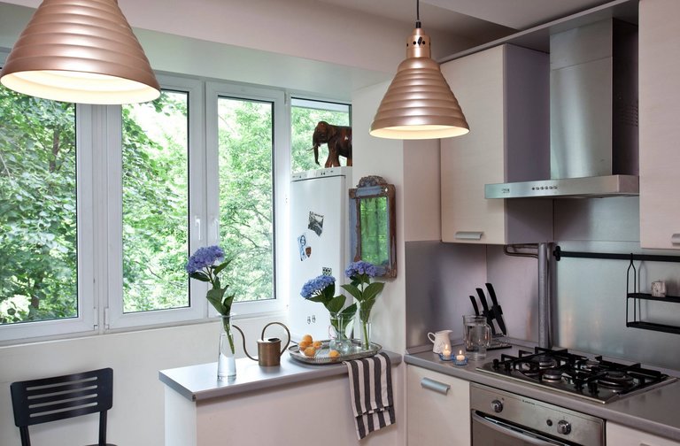 Küche mit Balkon, Designintegration: Optionen für die Verteilung von Zonen und Fotoprojekten;