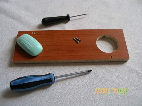 How to tighten the screws with a screwdriver