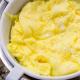 Omlete ar biezpienu cepta pannā omlete no biezpiena un olas kaloriju